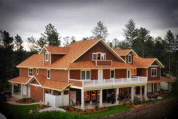 Exterior view of Summer Creek Inn & Spa.