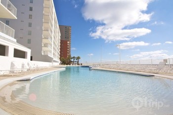 Rental outdoor pool at iTrip - Gulf Shores.