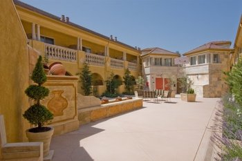 Exterior view of Dry Creek Inn Hotel.